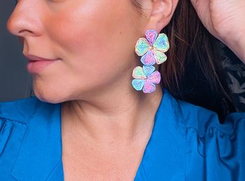 Boucles d'oreilles pendantes à tige colorées rose bleu en fleurs Très bon état