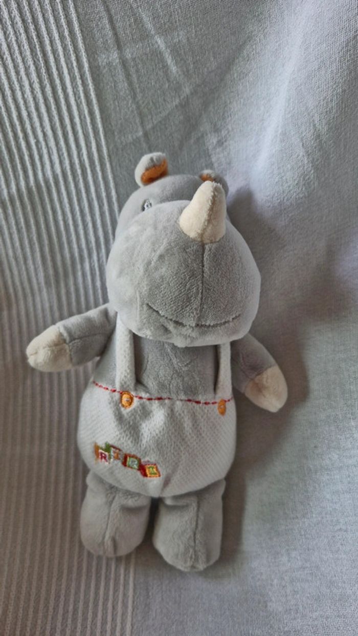Peluche simba rhinocéros avec salopette