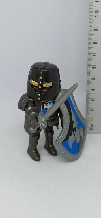 Homme chevalier avec armure grise et gros bouclier noir et bleu playmobil