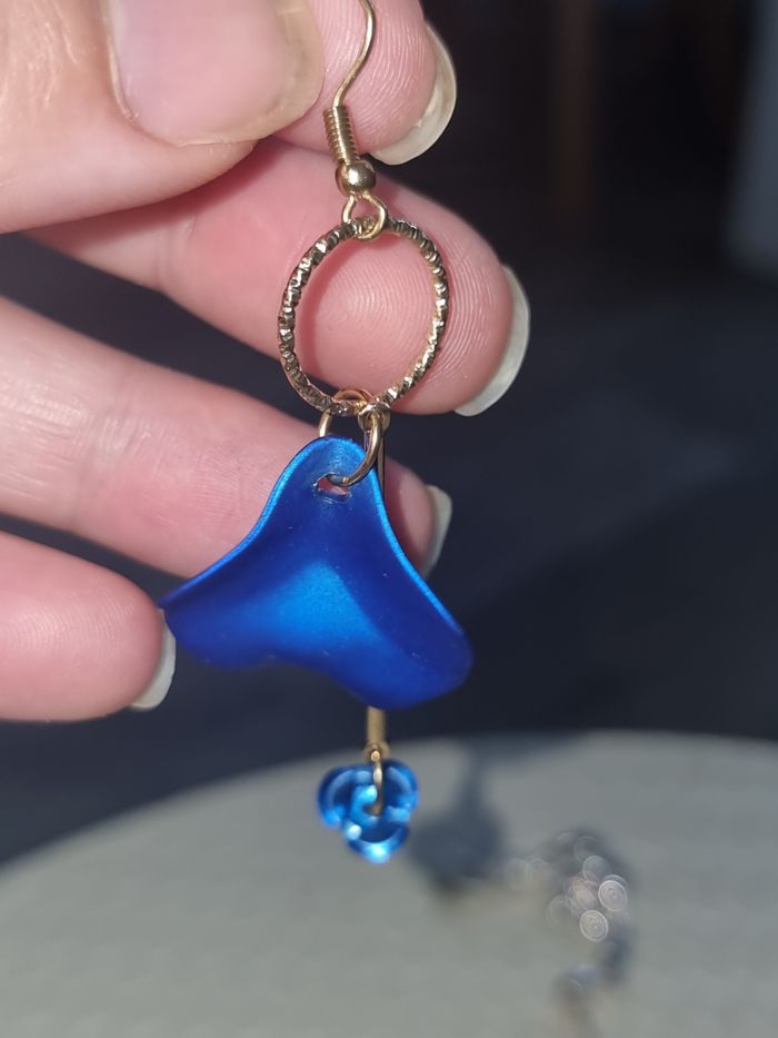 Boucle d'oreilles pendante bleu électrique - photo numéro 3
