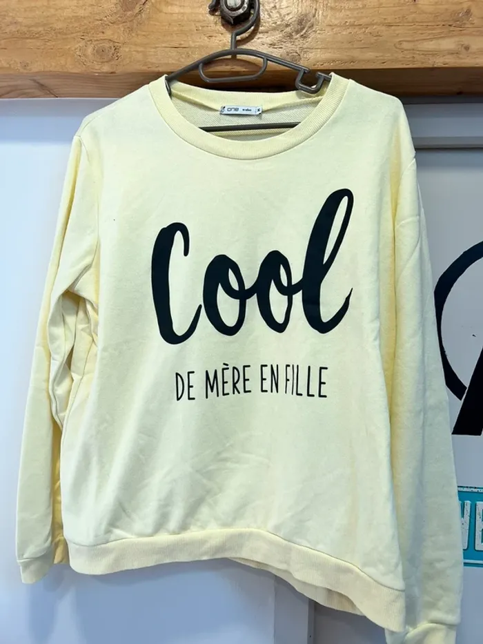 Pull jaune pastel