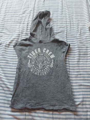 Tee-shirt sans manche avec capuche