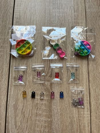 Lot 13 pièces : Portes clés et pendentifs et chaîne