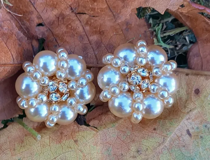 Boucles d'oreilles vintage à clip perles banches de différentes dimension très chic - photo numéro 2