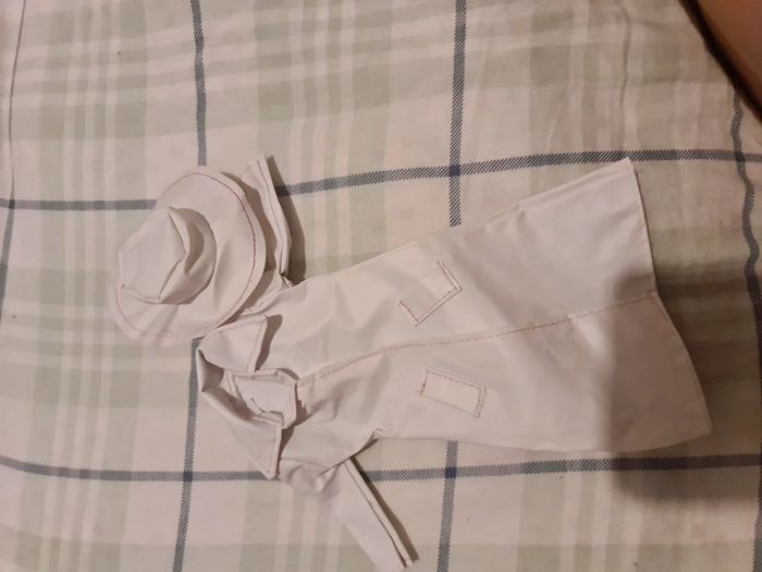 Barbie imperméable et chapeau