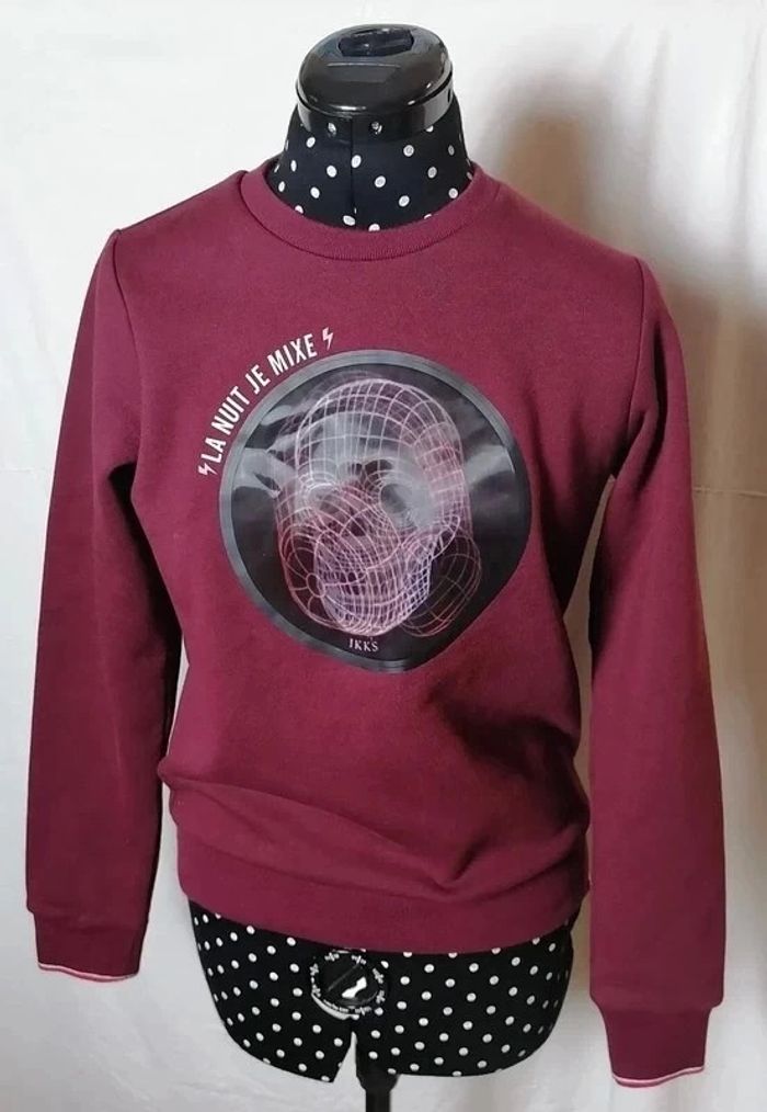 Sweat rouge Bordeaux motif lenticulaire tête de mort / casque IKKS - photo numéro 2