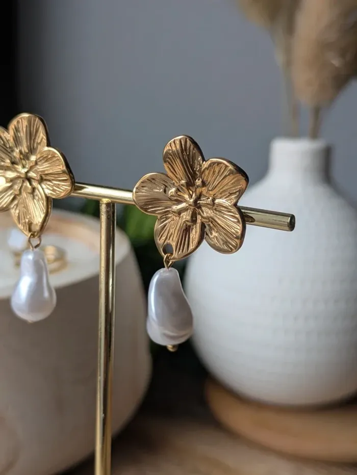 Boucles d'oreilles fleur dorée perle tombante - photo numéro 2