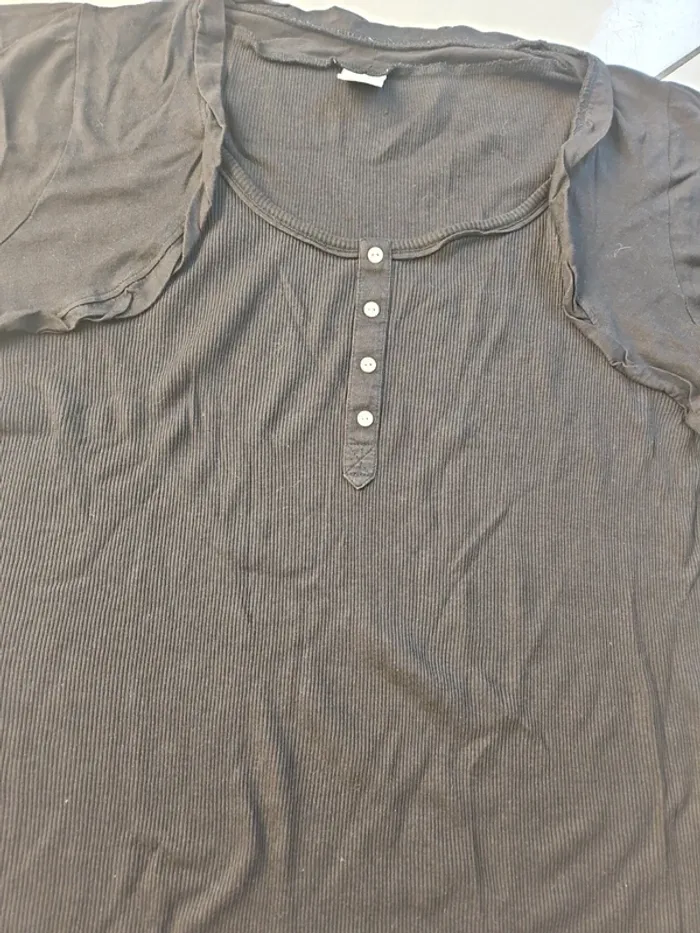 T-shirt femme / haut noir - photo numéro 2