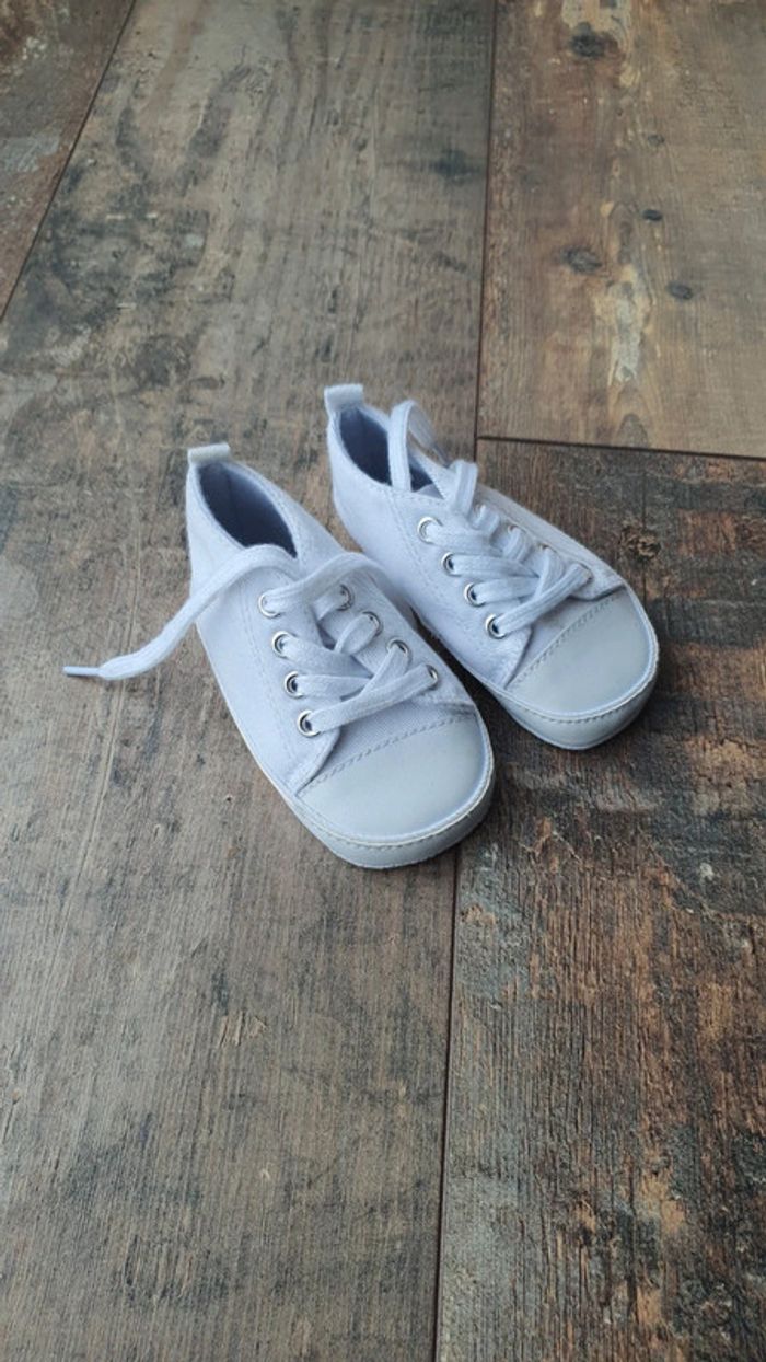 Chaussures 9 12 mois taille 18 en très bon état