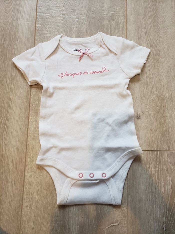 Lot bodies 6mois - photo numéro 2