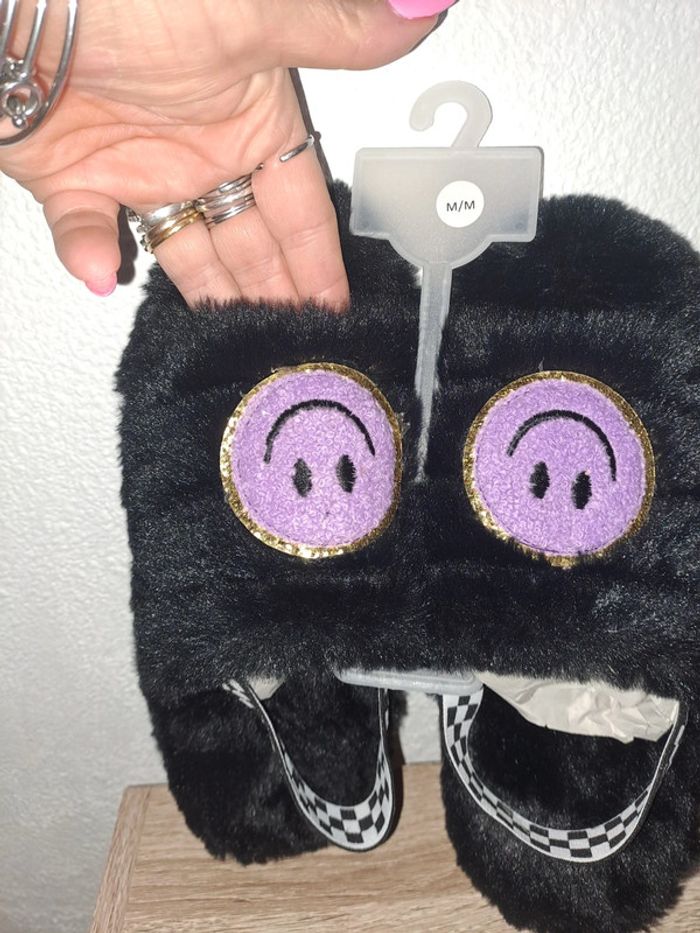 Pantoufles Chaussons sandales fausse tout doux fourrure noirs smiley neufs M claire's 36/37 - photo numéro 2