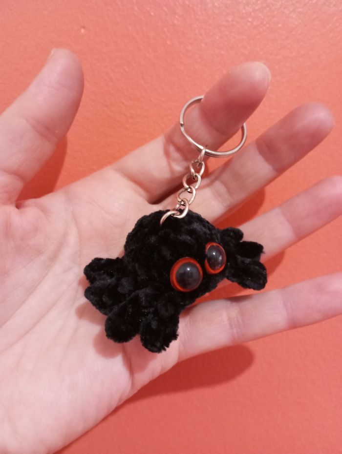 Halloween : porte-clés petite araignée au crochet - photo numéro 3