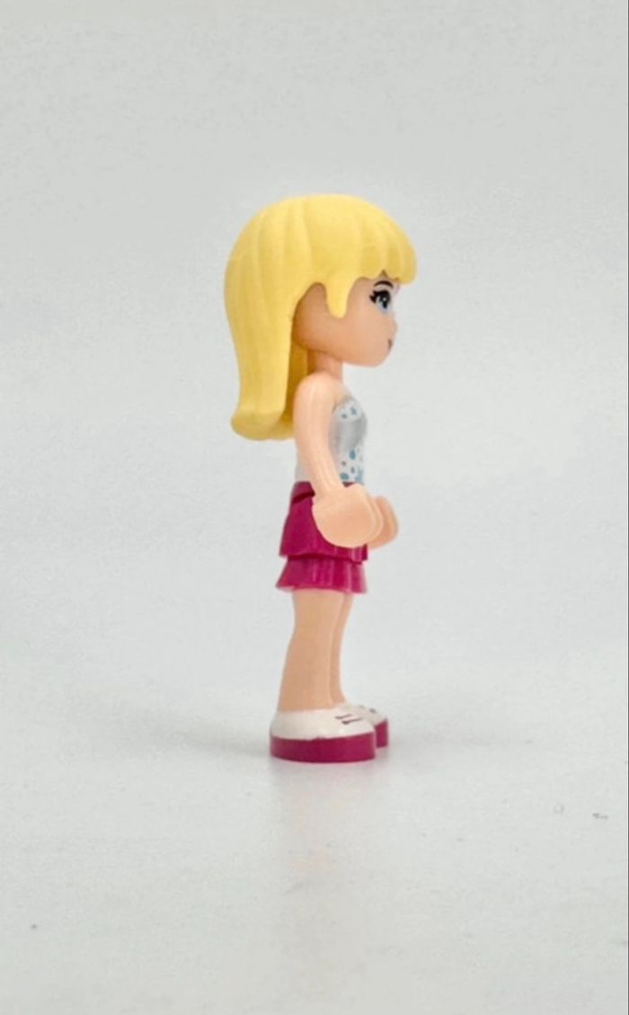 Lego Figurines Friends : Stéphanie, Pop Star en Top argenté et brodé d’étoiles - photo numéro 4