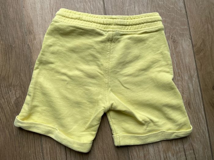 Short jaune - photo numéro 3