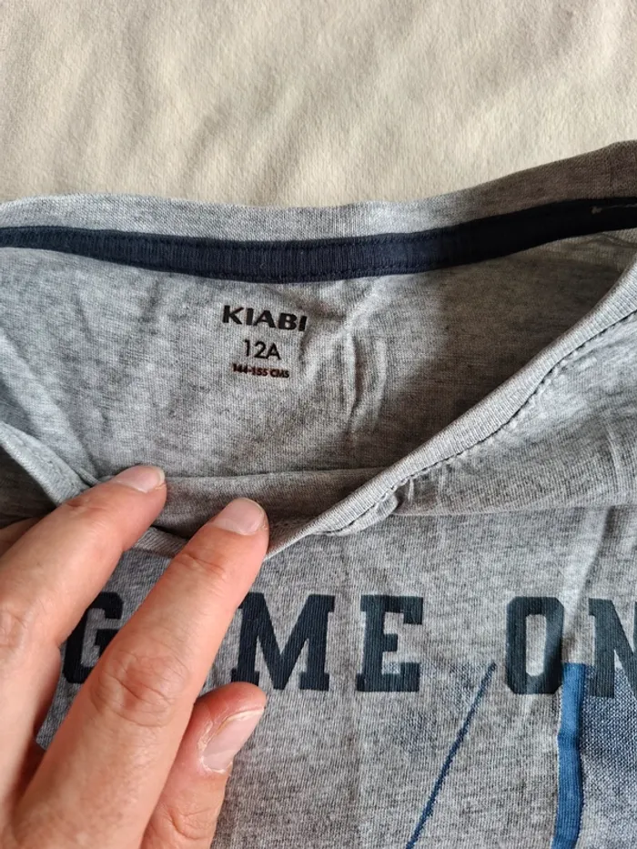 t-shirt gris garçon dessin sur le devant taille 12 ans, marque Kiabi, en très bon état - photo numéro 2