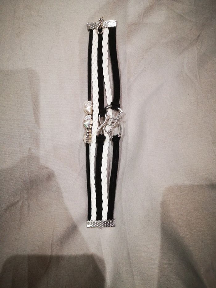 Bracelet noir et blanc à breloques