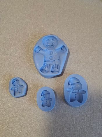 Joli lot 4 moules silicone bonhommes en pain d'épices neuf