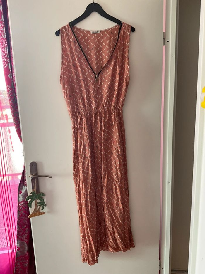 Robe couleur saumon avec plume blanche, grise et fuchsia