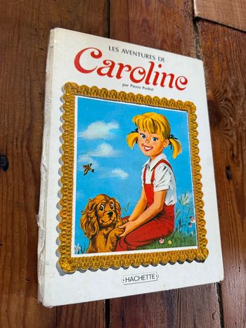 Grand beau livre ancien vintage Les aventures de Caroline album Hachette blanc cadre