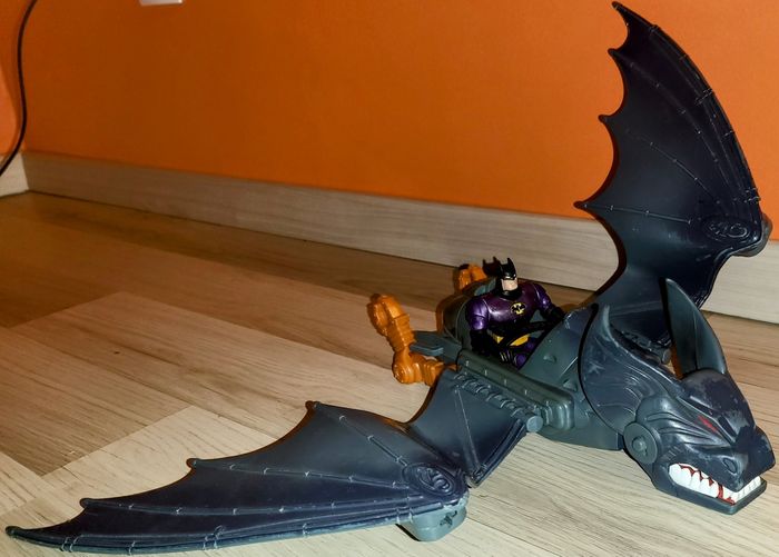 Batman Bruce Wayne the dark Knight le chevalier noir avec véhicule hydravion chauve-souris gargouille