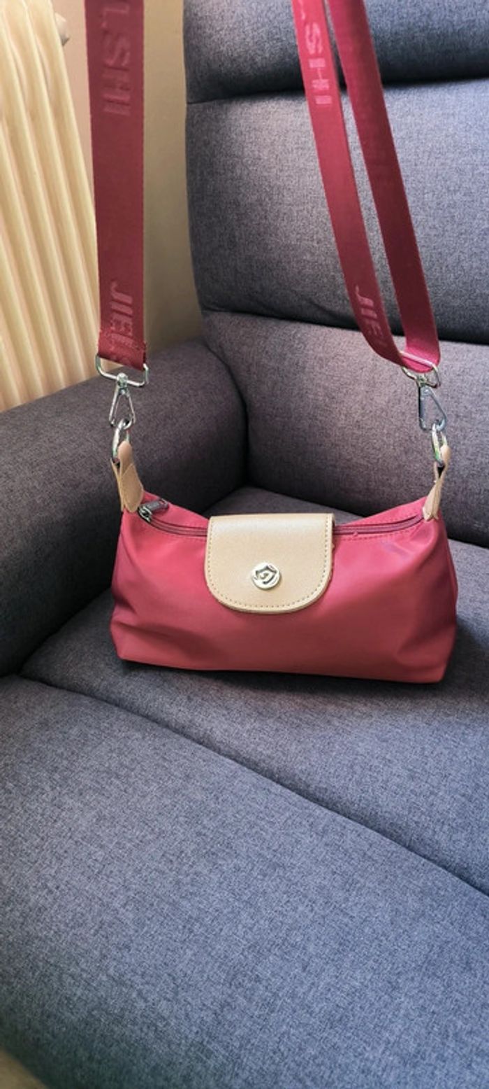 Sac à bandoulière de très bonne qualité avec compartiment