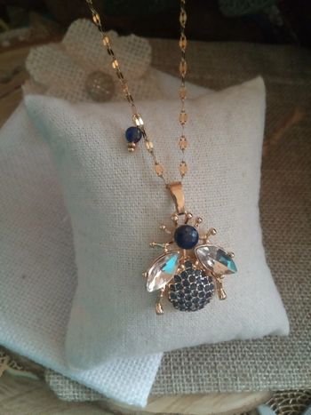 Collier insecte ailé avec pierres de lapis lazuli