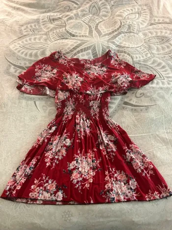 Très jolie robe de couleur rouge à motifs fleuris