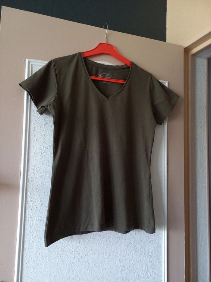 Tee-shirt col en V kaki
