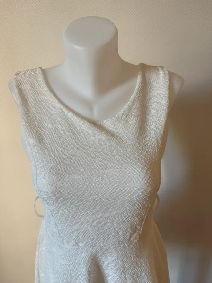 Robe d’été blanche dos nue en très bon état taille 36-38 - photo numéro 2