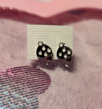 Petits champignons noirs 2D métal en boucles d'oreilles