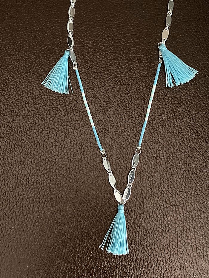 Collier maille fantaisie et pompons bleus - photo numéro 3