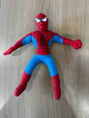 Figurine peluche Spiderman à accrocher