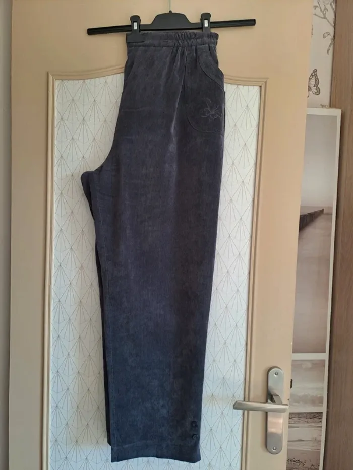 Pantalon femme velours gris comme neuf jolis dessins T6 =46 - photo numéro 6
