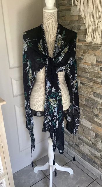 Paréo à porter de divers façon bleu marine à motif fleurit taille unique