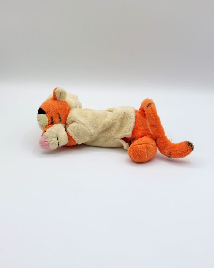 Peluche doudou tigre Tigrou qui dort DISNEY NICOTOY SIMBA bonnet jaune 20 cm - photo numéro 3