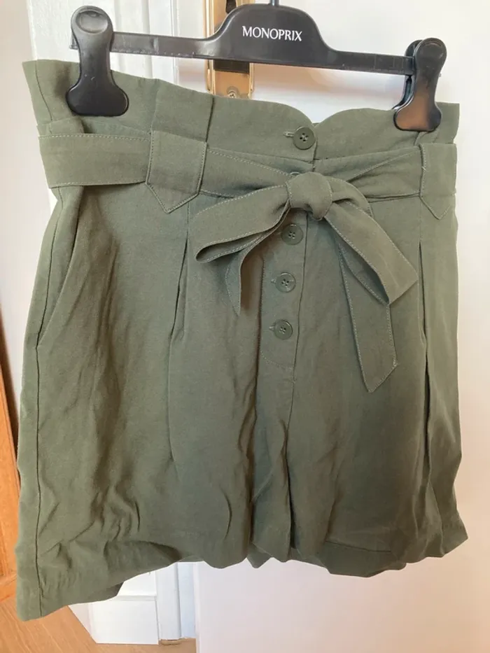 Short taille haute kaki Naf Naf taille 42