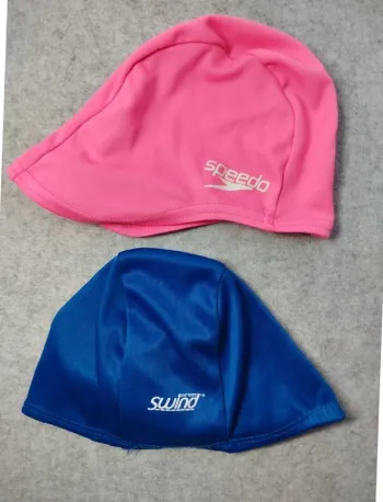 Lot de 2 bonnets piscine enfant