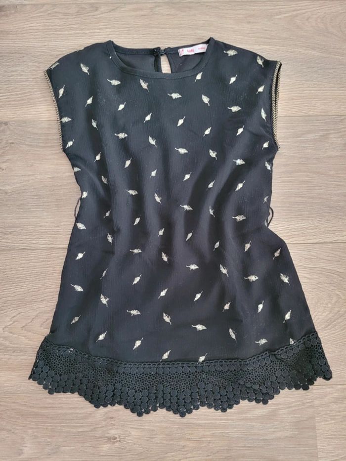 Robe fluide noire avec motifs plumes dorées