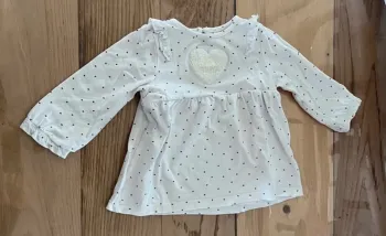 Haut manches longues fille 3 mois – Orchestra – Motifs cœurs