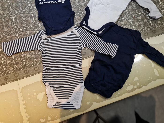Lot de 4 bodys taille 3 mois jamais porté - photo numéro 2