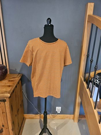 Titre d’annonce recommandé :
T-shirt homme BONOBO INSTINCT – Taille XL – Rayé marron et blanc