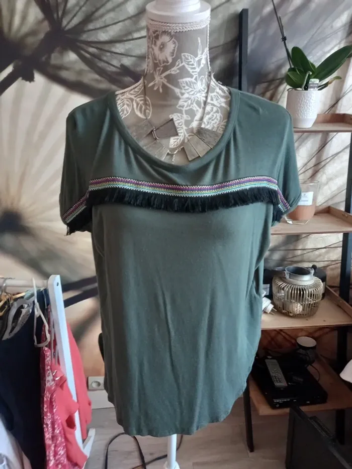 T-shirt kaki à frange