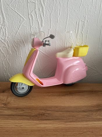 Scooter vespa barbie rose et jaune avec panier