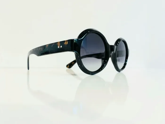 Lunette de soleil mixte ronde noire Polarisée bras léopard UV protection catégorie 3