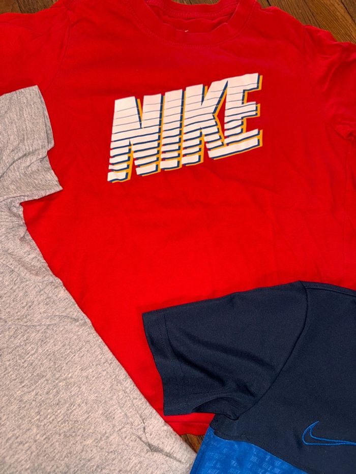 Lot trois tshirts nike 147 cm Bien portés - photo numéro 3