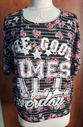 T-shirt à fleur avec écriture effet abîmé (style base-ball)