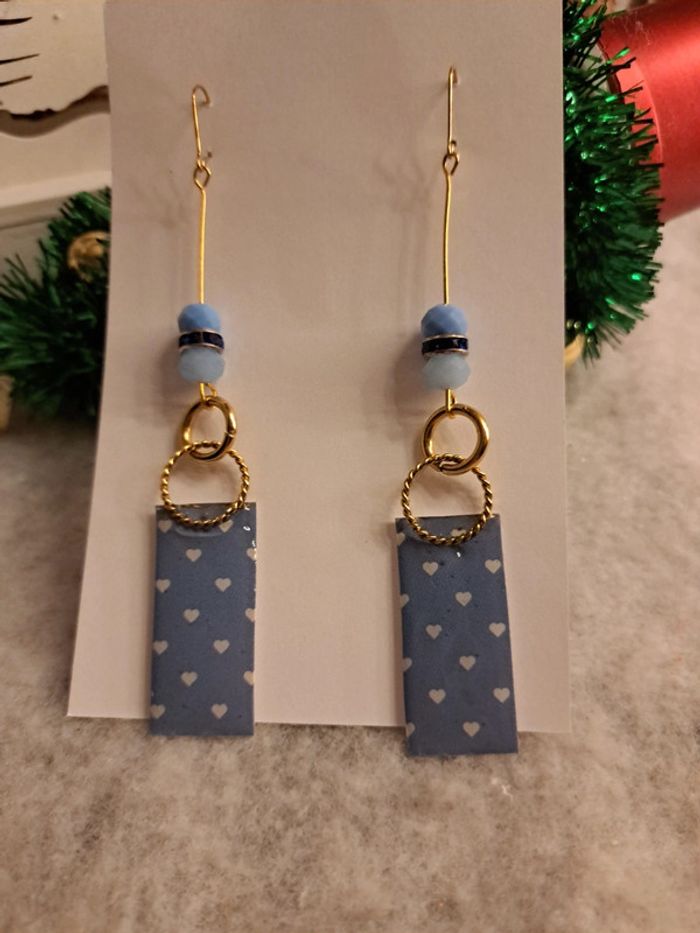 Boucles d'oreilles pendante en résine bleu et doré - photo numéro 3