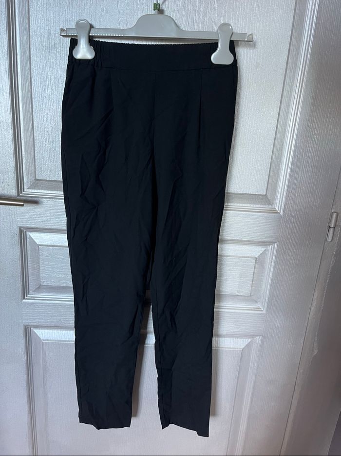 Pantalon noir ajusté