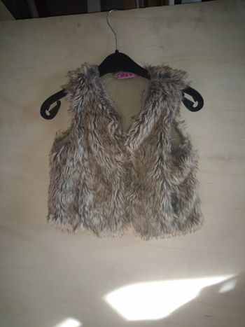 Magnifique  sans manchegilet fausse fourrure