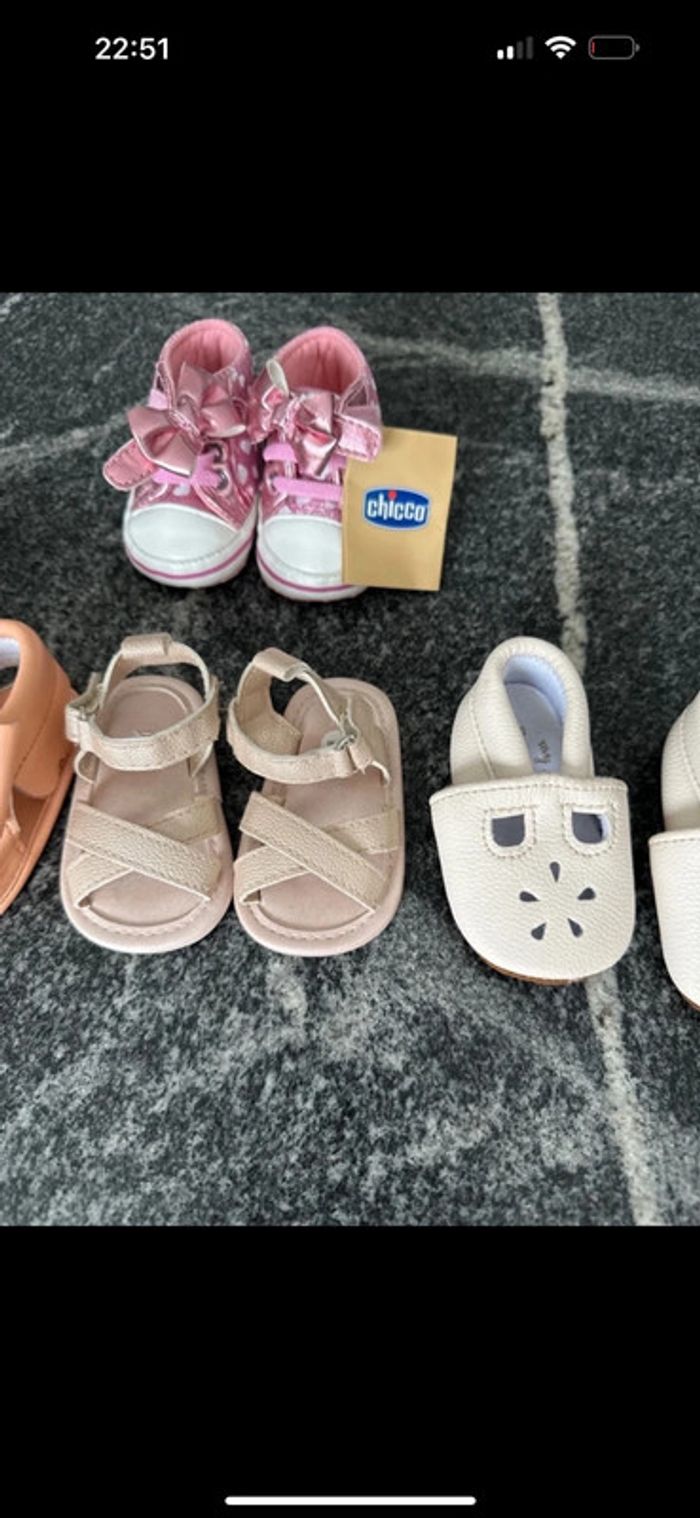 Lot de 4 paires de chaussures taille 0-3 mois et 15 pour la Chicco - photo numéro 3